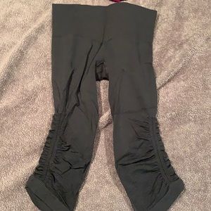 Lulu lemon cropped gray leggings size 4!
